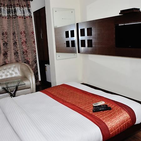 نيودلهي Oyo 18753 Hotel Glance Inn المظهر الخارجي الصورة
