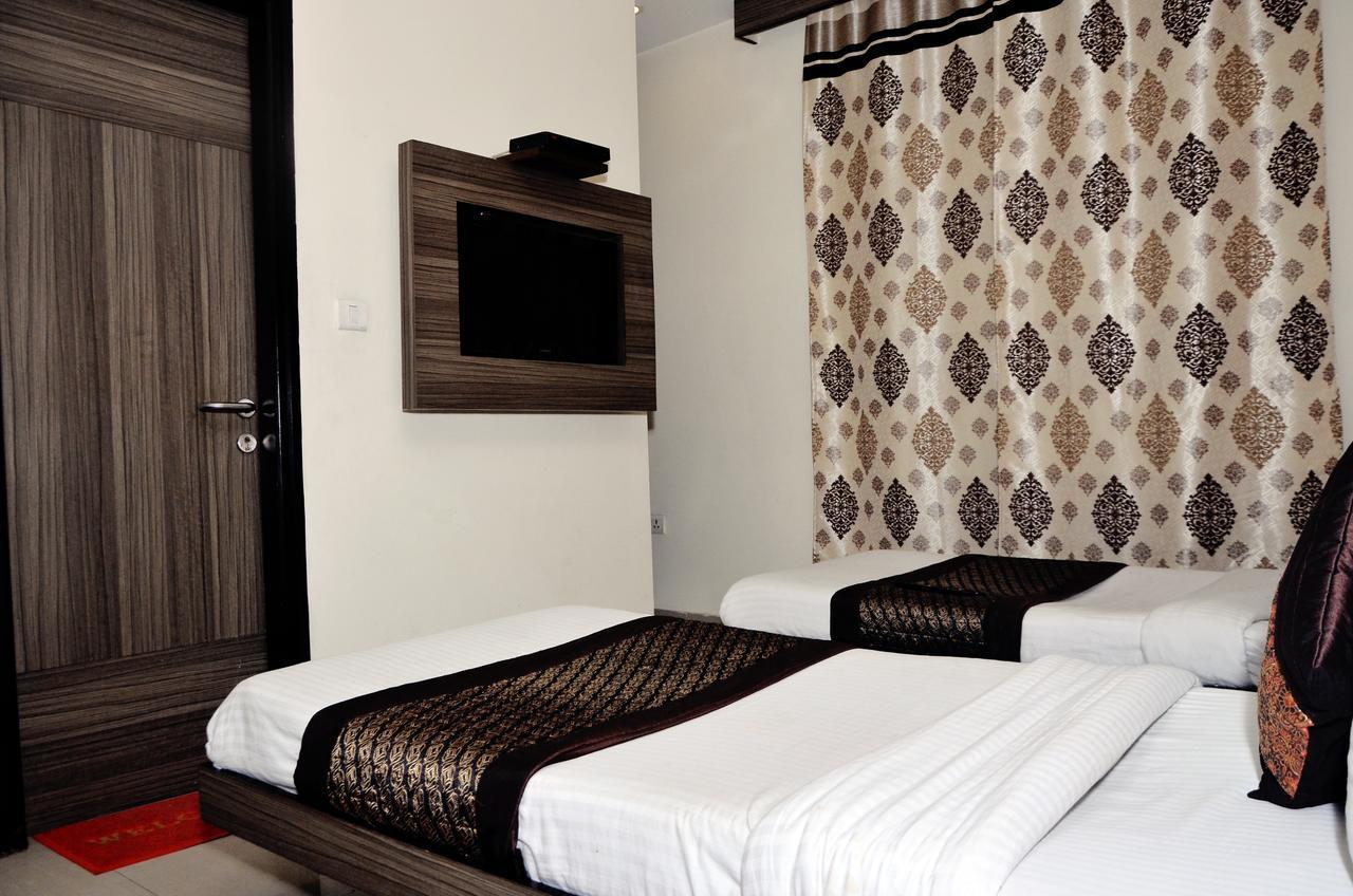 نيودلهي Oyo 18753 Hotel Glance Inn المظهر الخارجي الصورة